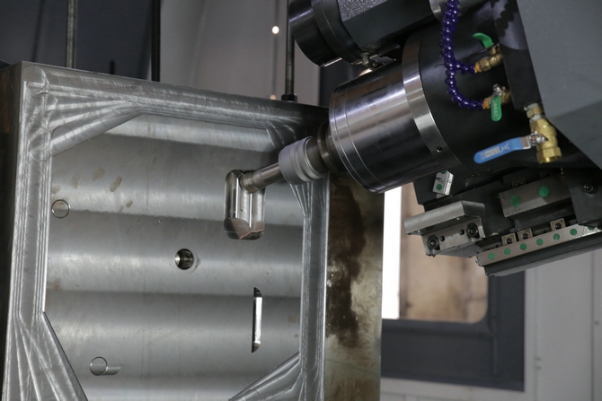 為什么臺(tái)翰機(jī)械的深孔機(jī)床是敞開式結(jié)構(gòu)？